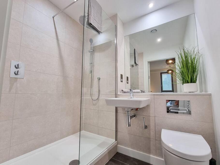 Stunning 4-Bedroom Townhouse With Free Parking Μάντσεστερ Εξωτερικό φωτογραφία
