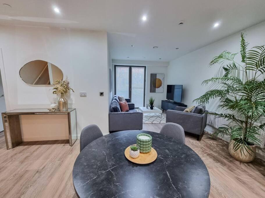 Stunning 4-Bedroom Townhouse With Free Parking Μάντσεστερ Εξωτερικό φωτογραφία
