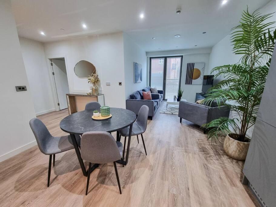 Stunning 4-Bedroom Townhouse With Free Parking Μάντσεστερ Εξωτερικό φωτογραφία